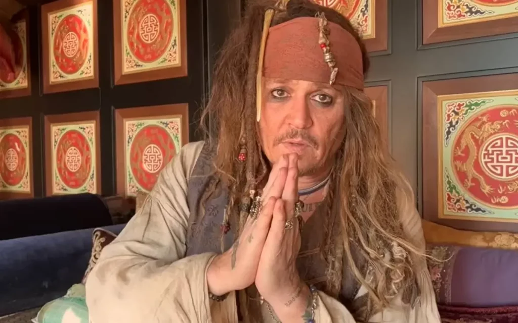 Johnny Depp vuelve como el capitan Jack Sparrow por una buena causa #VIDEO