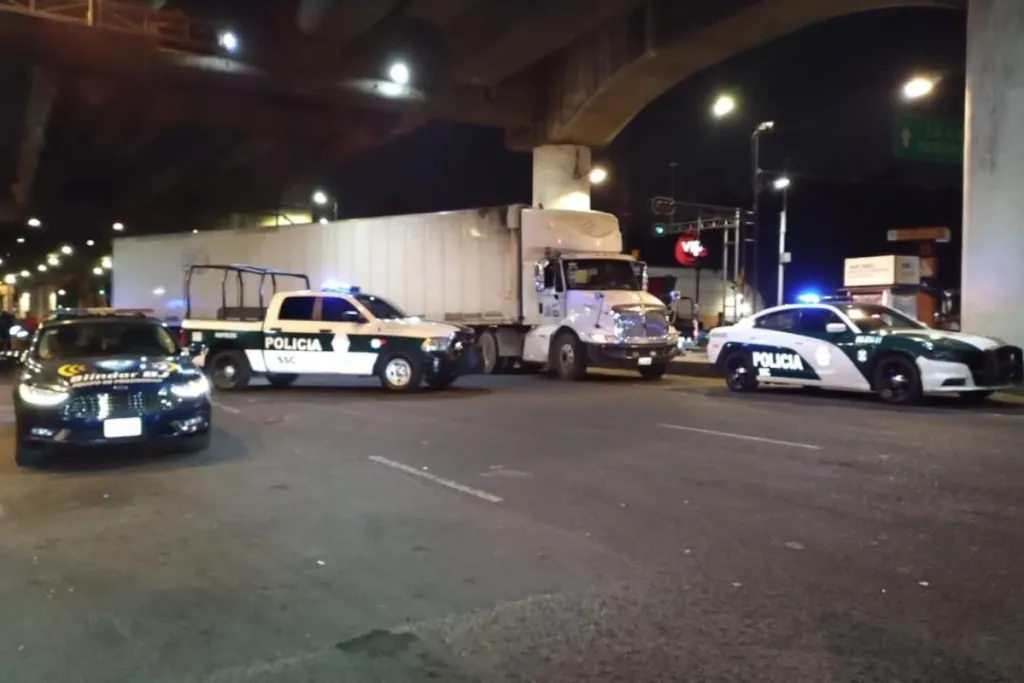 Tráiler atropella a ciclista que iba en una Ecobici en la Benito Juárez