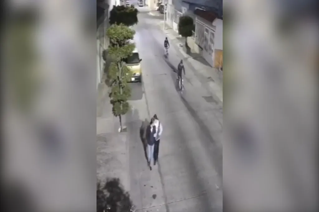 Sujetos en bicis asaltan a un par de mujeres en calles de Guadalajara #VIDEO