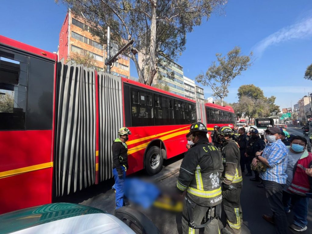 Motociclista muere tras ser embestido por Metrobús en la estación Revolución