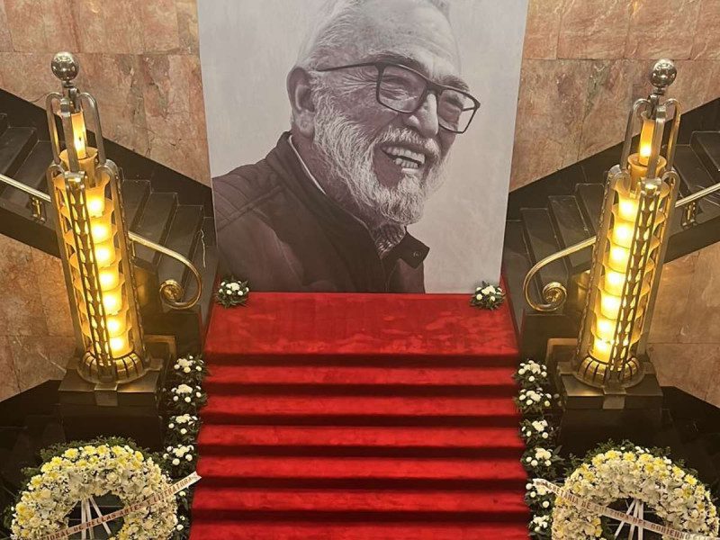 Rinden homenaje póstumo a Alejandro Luna, padre de Diego Luna, en Bellas Artes