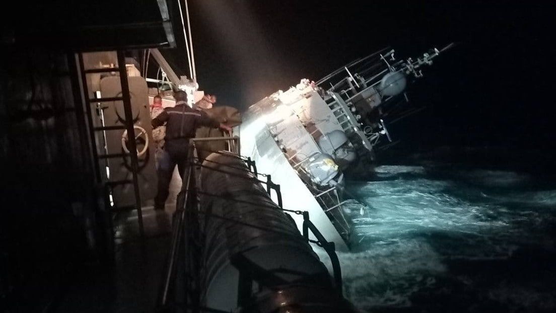 Se hunde barco de la Marina en Tailandia; inicia rescate de 31 marinos