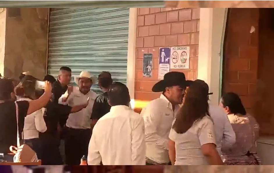 Exhiben a alcalde clausurando violentamente locales comerciales en Oaxaca #VIDEOS