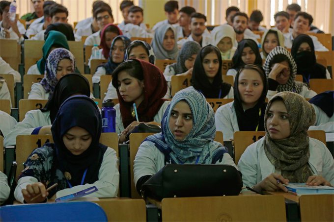 Talibanes prohíben a las mujeres afganas acceder a la universidad