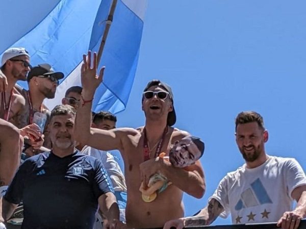 "Dibu" Martínez se burla de Mbappé con un bebé de juguete con su cara