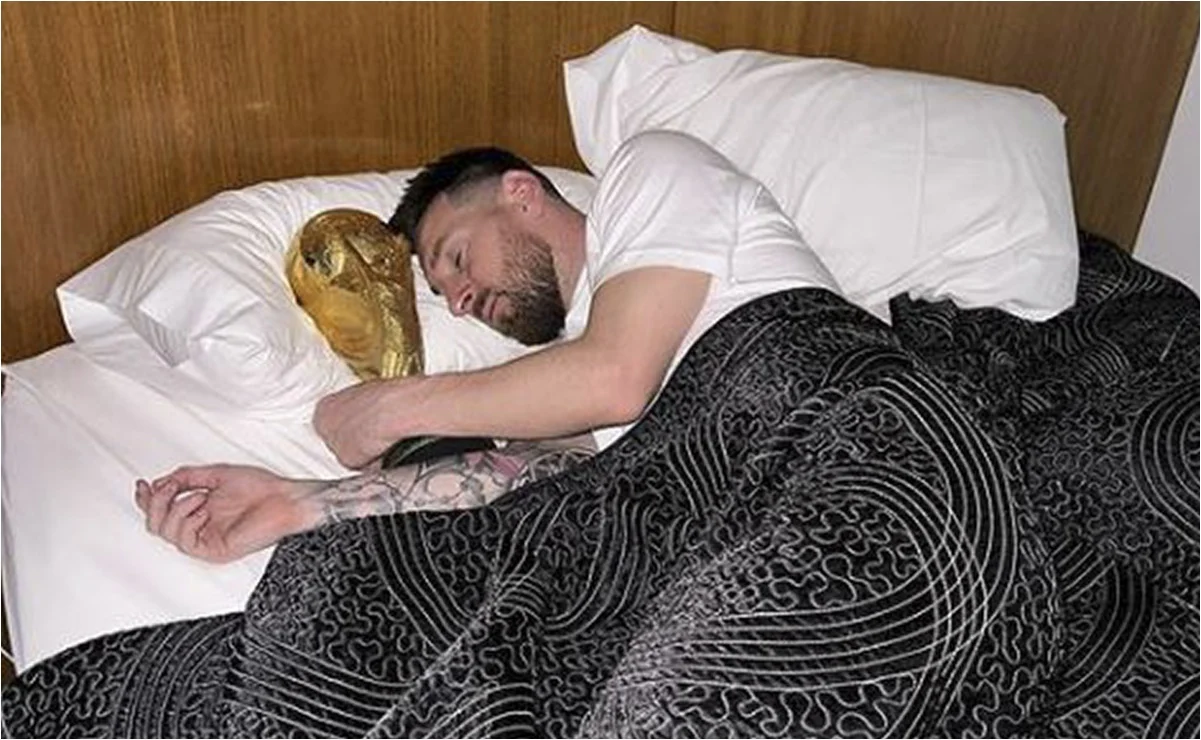 "¡Buen día!" Messi enloquece a fans con foto de la Copa del Mundo en su cama
