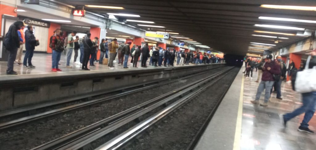 Suspenden servicio en Línea 9 del Metro luego de que tren atropellara a usuario