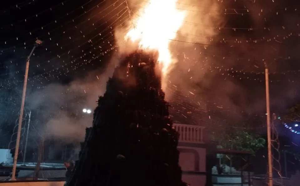 Incendian árbol de Navidad del municipio de Santiago Niltepec, Oaxaca #VIDEO