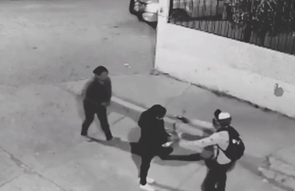 Exhiben robo a mano armada a 2 mujeres en límite entre Chimalhuacán y Neza #VIDEO