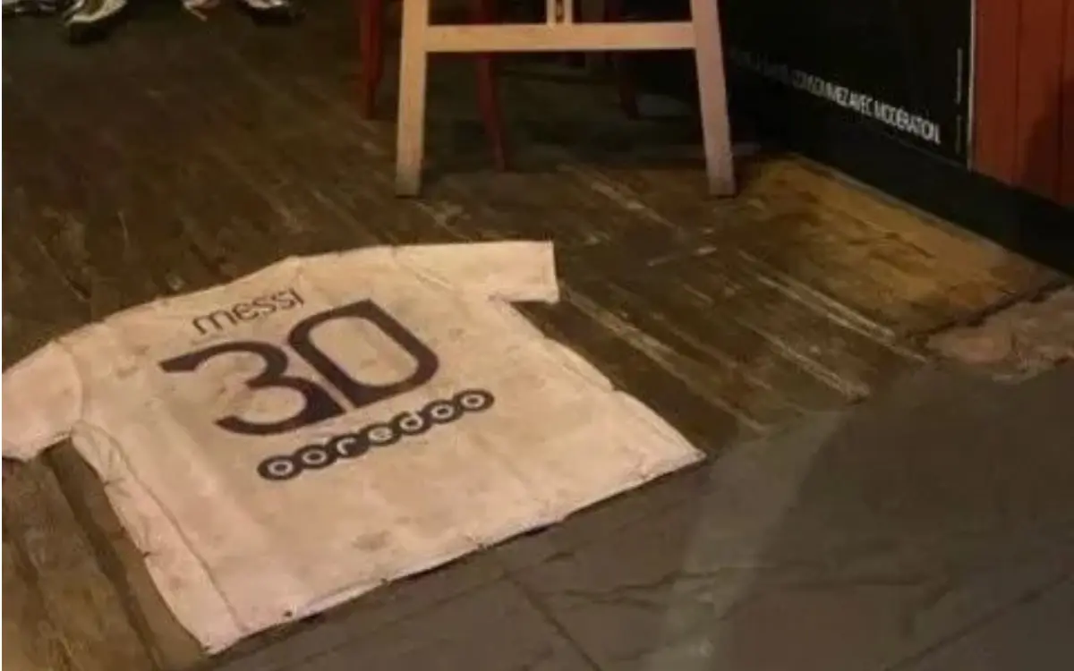 Establecimiento en Francia usa camiseta de Messi como tapete