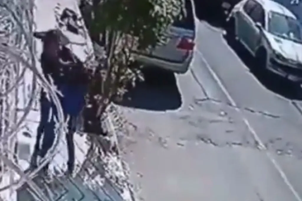 Mujer es perseguida tras intentar asaltar a otra en calles de la GAM #VIDEO