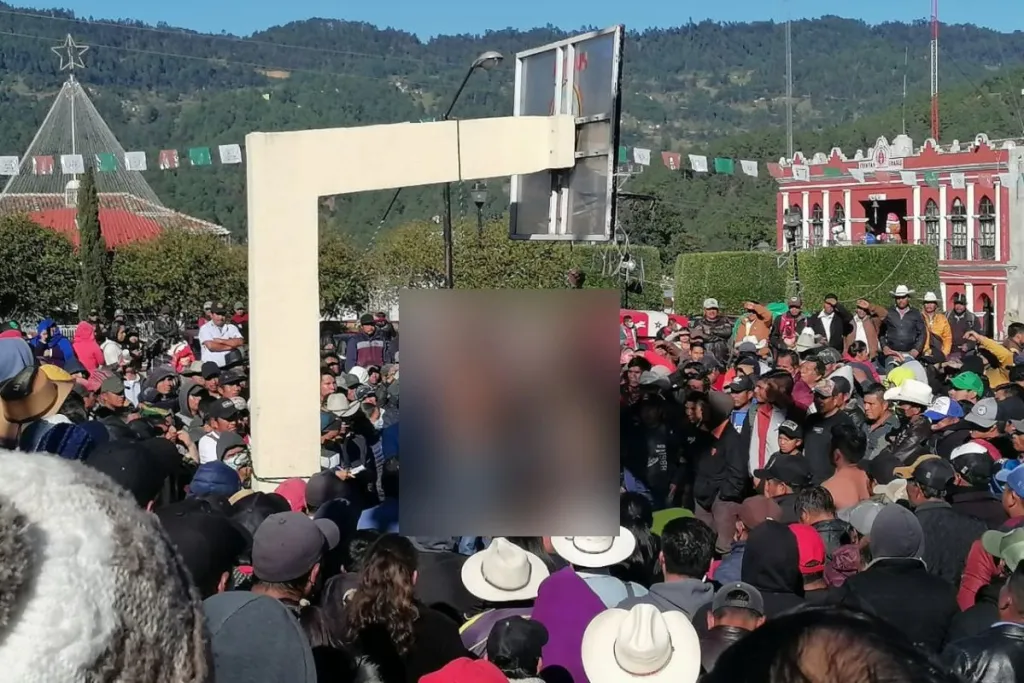 Pobladores cuelgan de las manos a cuatro supuestos roba coches en Huixtán, Chiapas