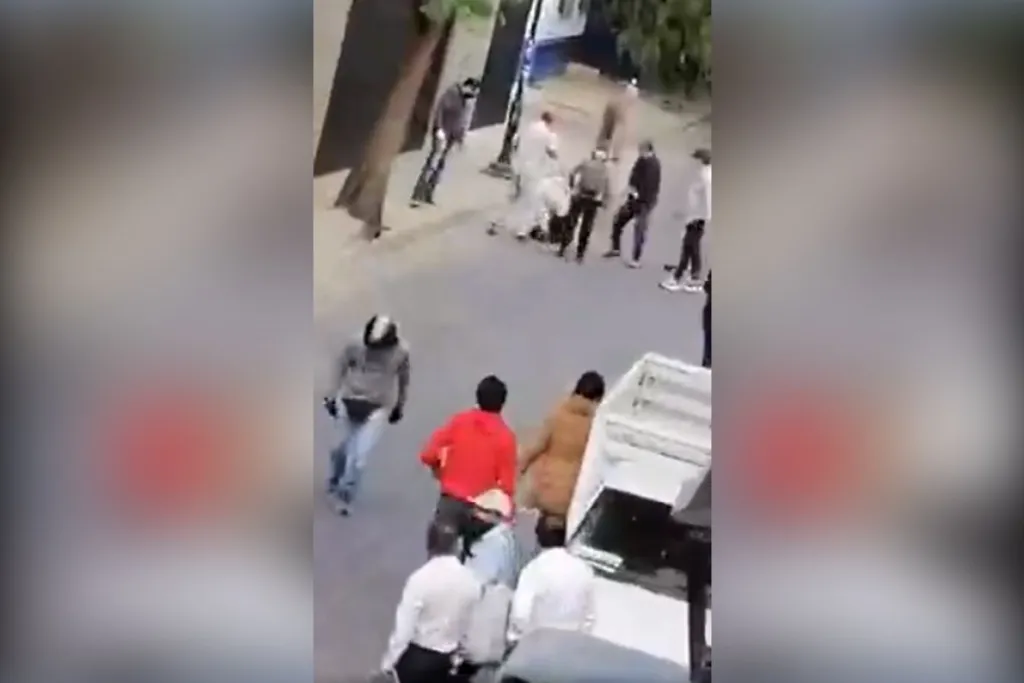 Pobladores hacen fila para golpear a presunto ladrón en Oaxaca #VIDEO