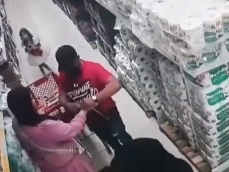 Sujetos armados entran a supermercado en Guadalajara para robar a clientes #VIDEO