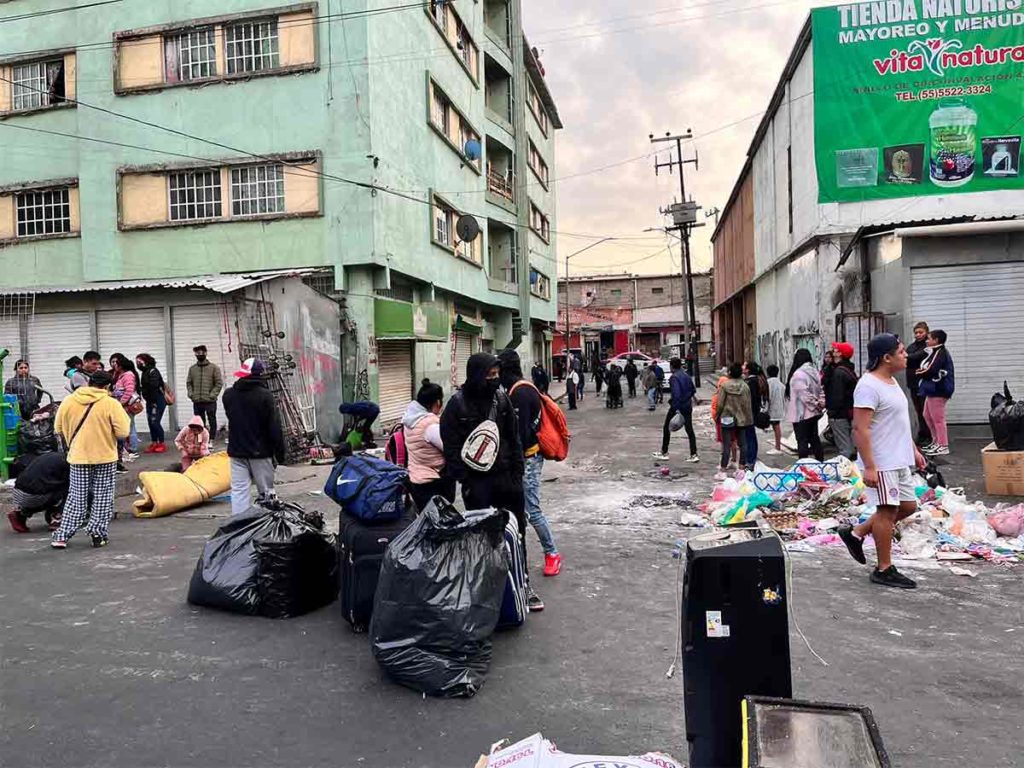 Familias desalojadas bloquean Avenida Circunvalación tras operativo