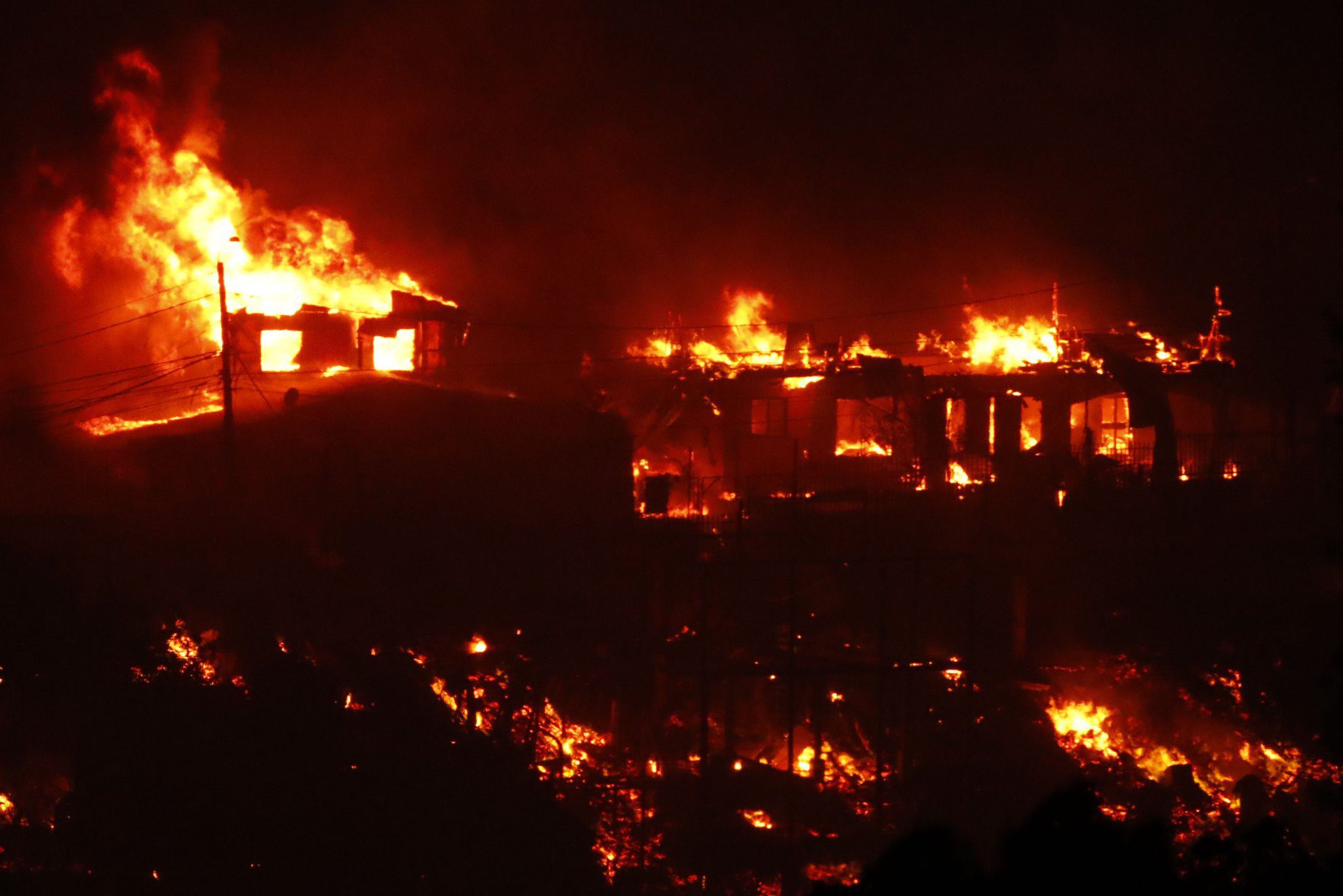 Incendio en Viña del Mar, Chile, arrasa con al menos 500 viviendas