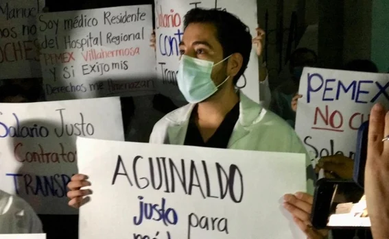 Médicos de Pemex protestan por falta de pagos a las afueras de la mañanera de AMLO en Tabasco