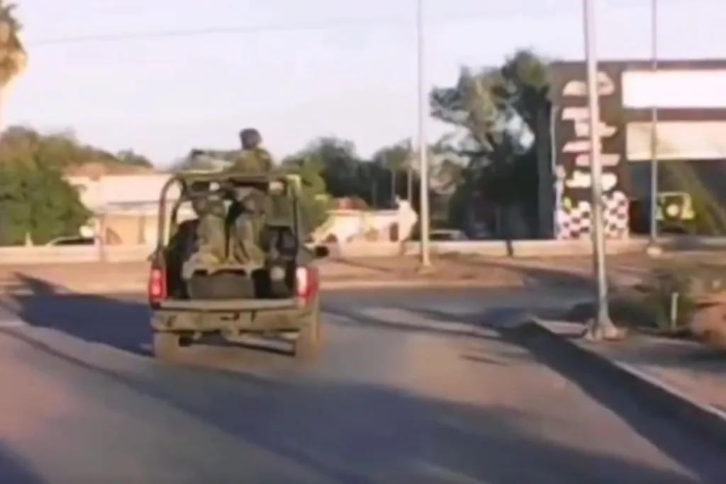 Militares y presuntos sicarios se enfrentan a balazos en Nuevo Laredo #VIDEO