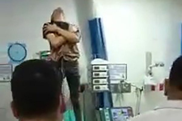 Joven supuestamente poseído causa terror en hospital de Colombia #VIDEO