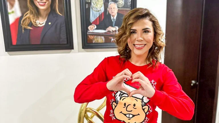 Critican a gobernadora de BC por presumir suéter navideño de AMLO