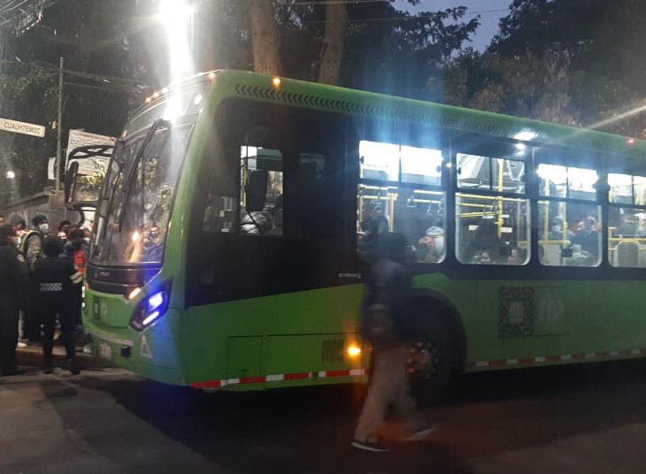 Tren ligero CDMX suspende servicio y habilitan camiones de RTP