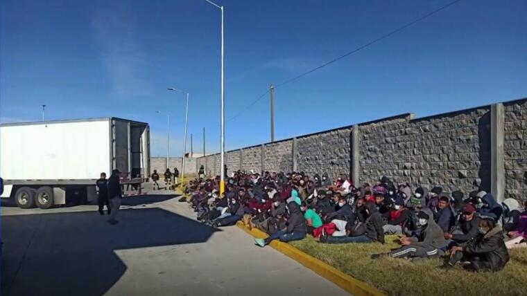 AMLO califica de “inhumano” y “anticristiano” enviar a migrantes en camiones