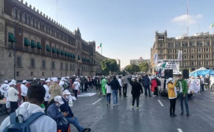 Médicos de Pemex se manifiestan en Palacio Nacional para exigir pagos justos