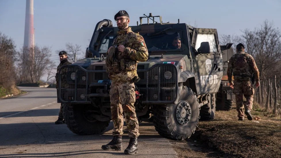 Serbios de Mitrovica, Kosovo, bloquean carreteras y Serbia pone en alerta a su Ejército