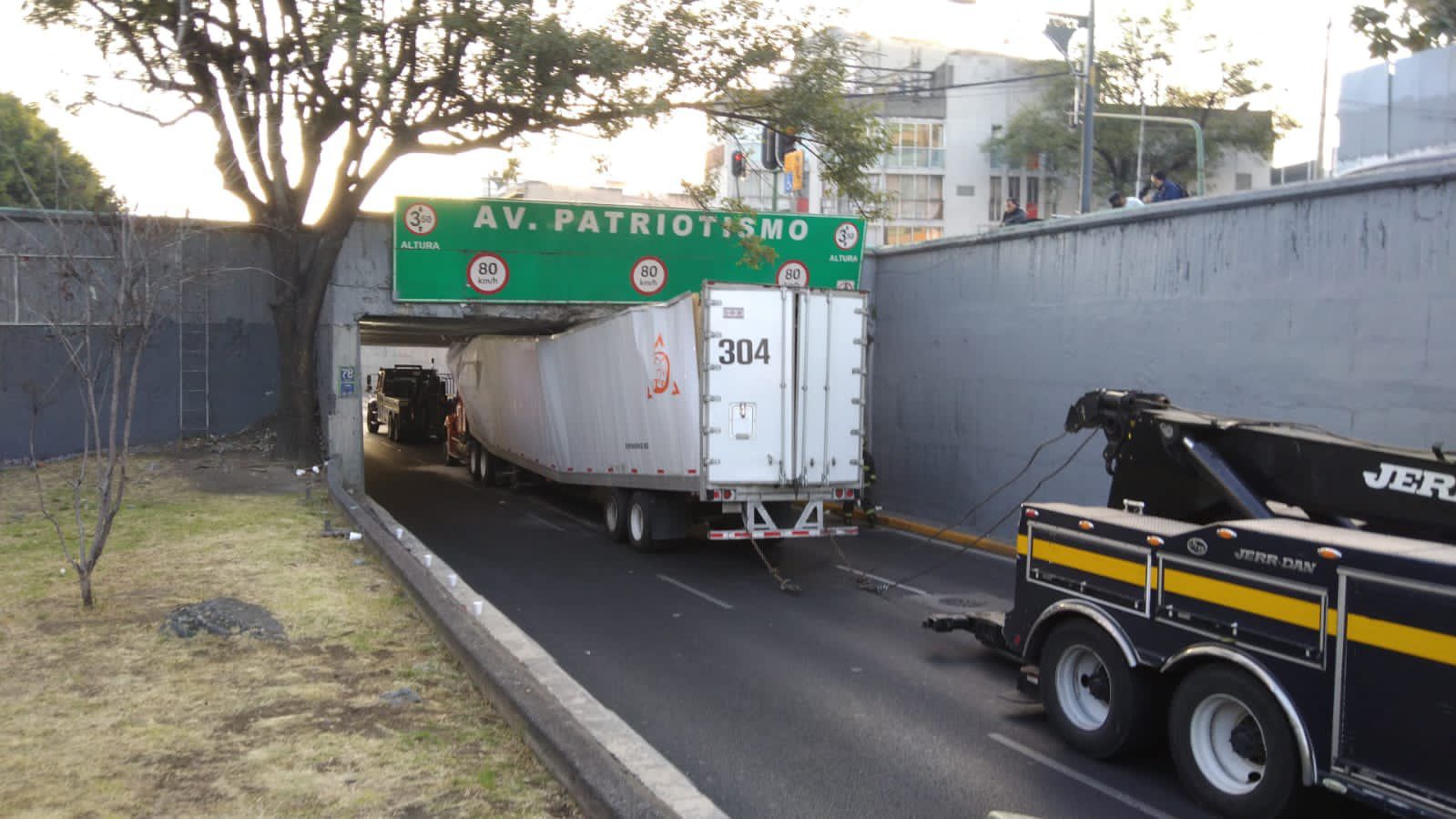Tráiler queda atorado en bajo puente de Viaducto Miguel Alemán