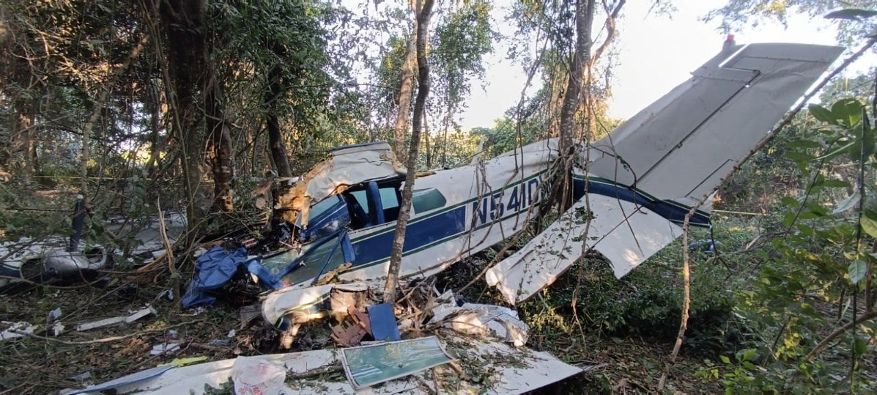 Avioneta se desploma en colonia Villa Las Flores, Puerto Vallarta; tripulantes sobreviven