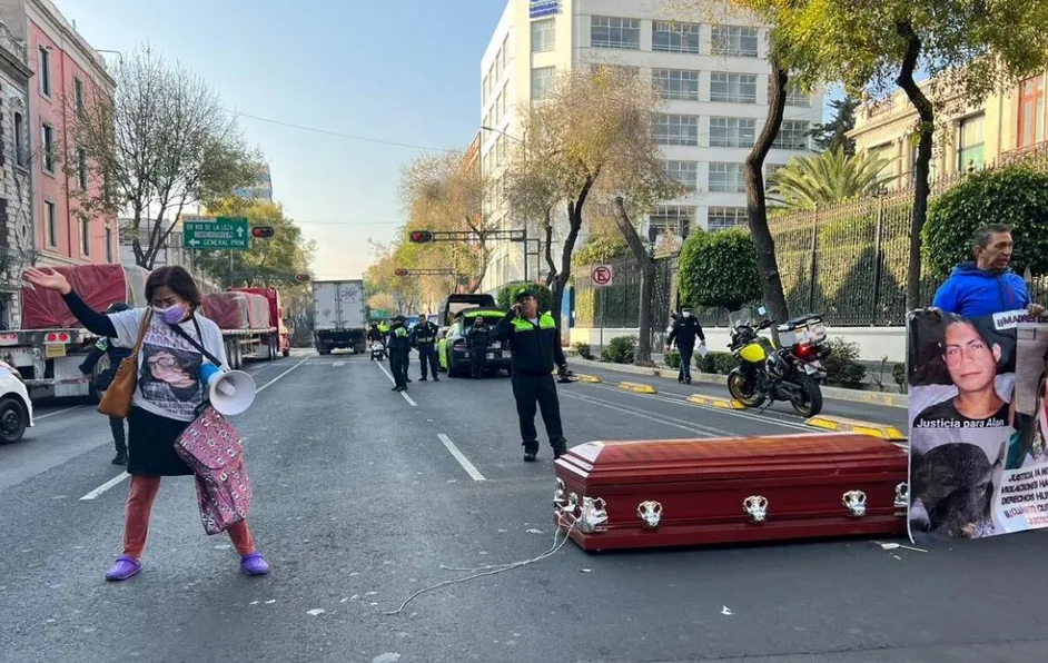 Madre de joven asesinado en SLP bloquea avenida Bucareli