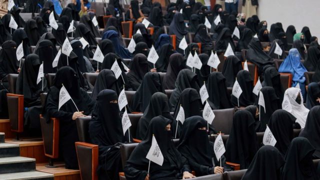 Talibanes dicen que "pronto" decidirán si las mujeres pueden volver a las aulas