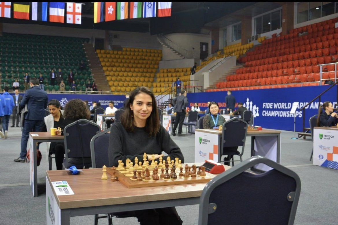 Campeona iraní compite en torneo de ajedrez sin hiyab en medio de protestas por represión