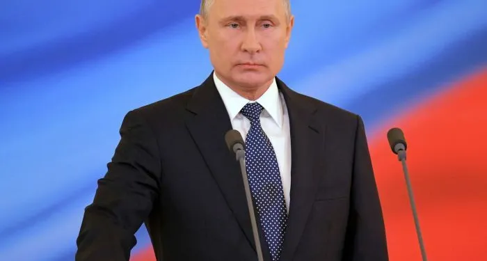 Putin firma decreto para prohibir exportar petróleo a países con tope a precios