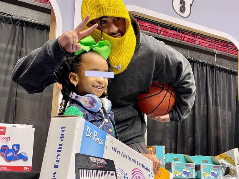 Bad Bunny reparte 25 mil regalos a niños en Puerto Rico por Navidad