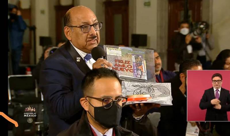 "Feliz AMLO Nuevo": Lord Molécula regala agenda y libro para colorear a AMLO