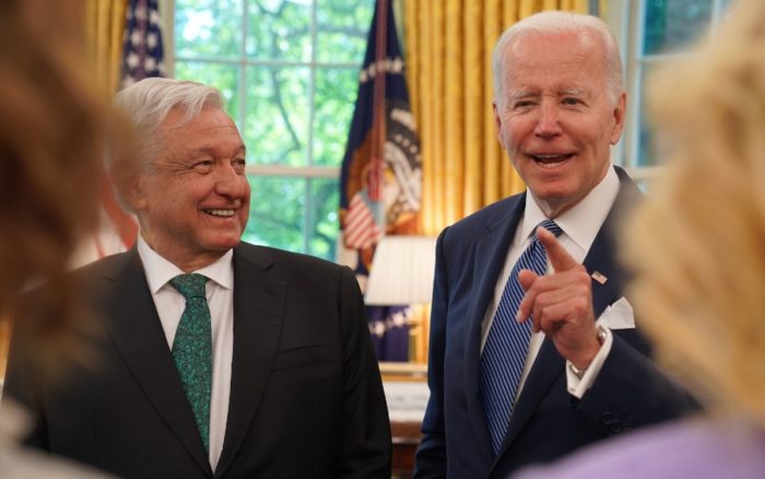 "Por amistad", AMLO le pide a Biden que aterrice en el AIFA