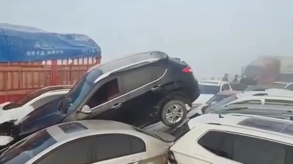 200 autos se ven involucrados en carambola por niebla en China #VIDEOS