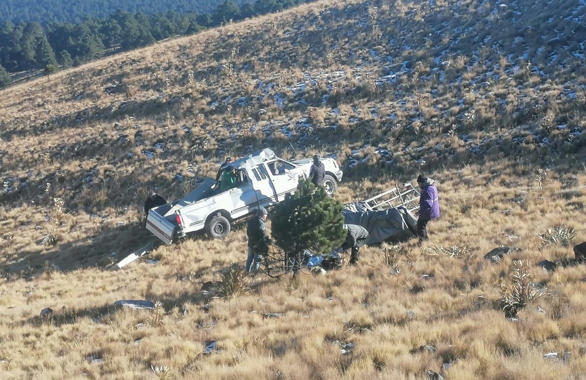 15 heridos tras volcadura de camioneta con turistas rumbo al Nevado de Toluca