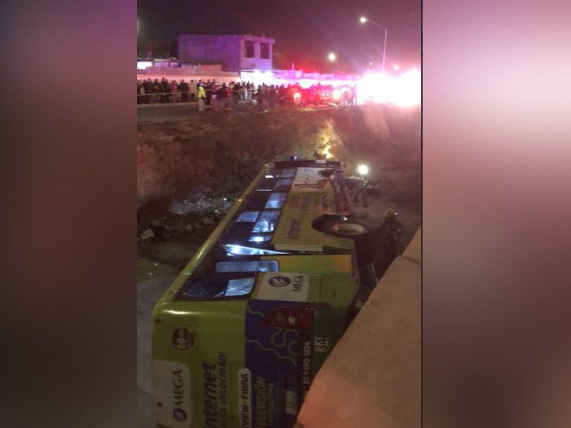 Chofer se queda dormido y camión cae a canal en NL; 18 personas resultan heridas