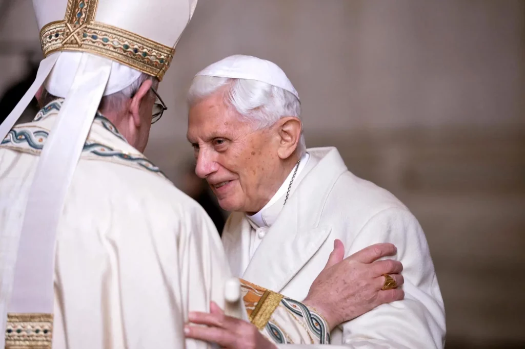 Benedicto XVI está "lúcido" y su estado sigue siendo "estable"