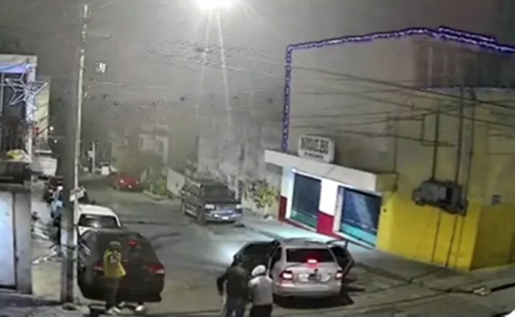 Exhiben asalto de hombres armados a dos personas en Naucalpan #VIDEO