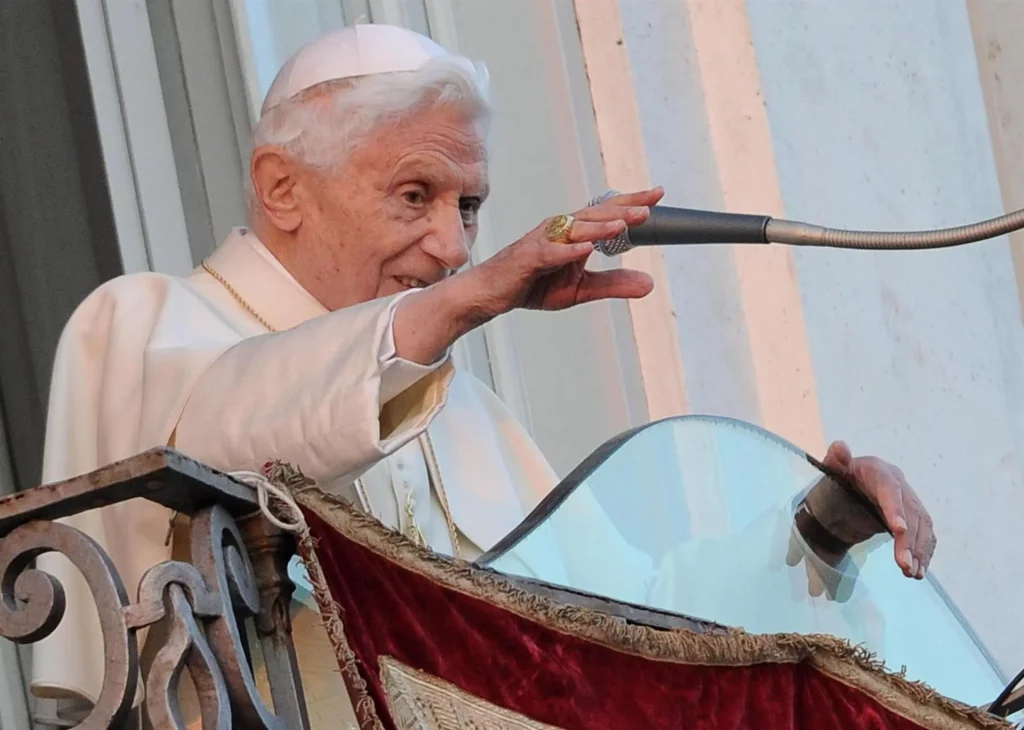 “Que salga adelante”: AMLO desea pronta recuperación de Benedicto XVI