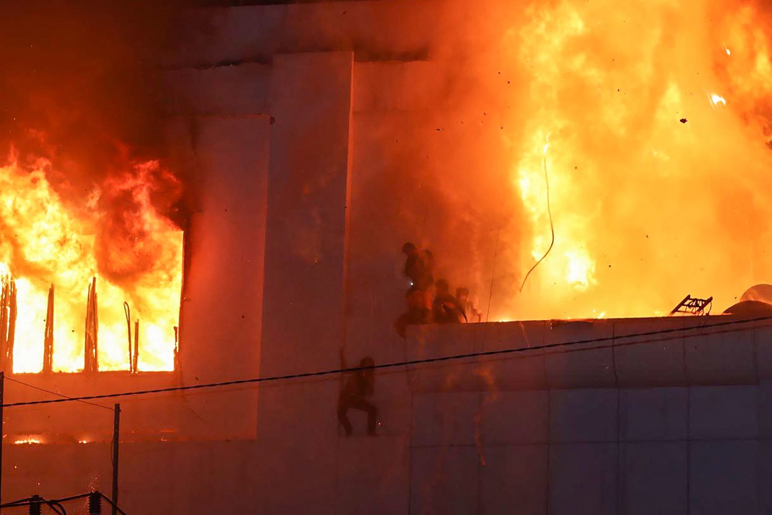 Suman 19 muertos tras incendio de casino-hotel en Camboya #VIDEOS