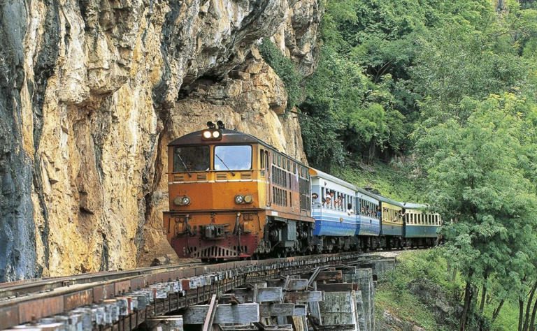 Por sacar una selfie, turista muere al caer de un tren a un acantilado