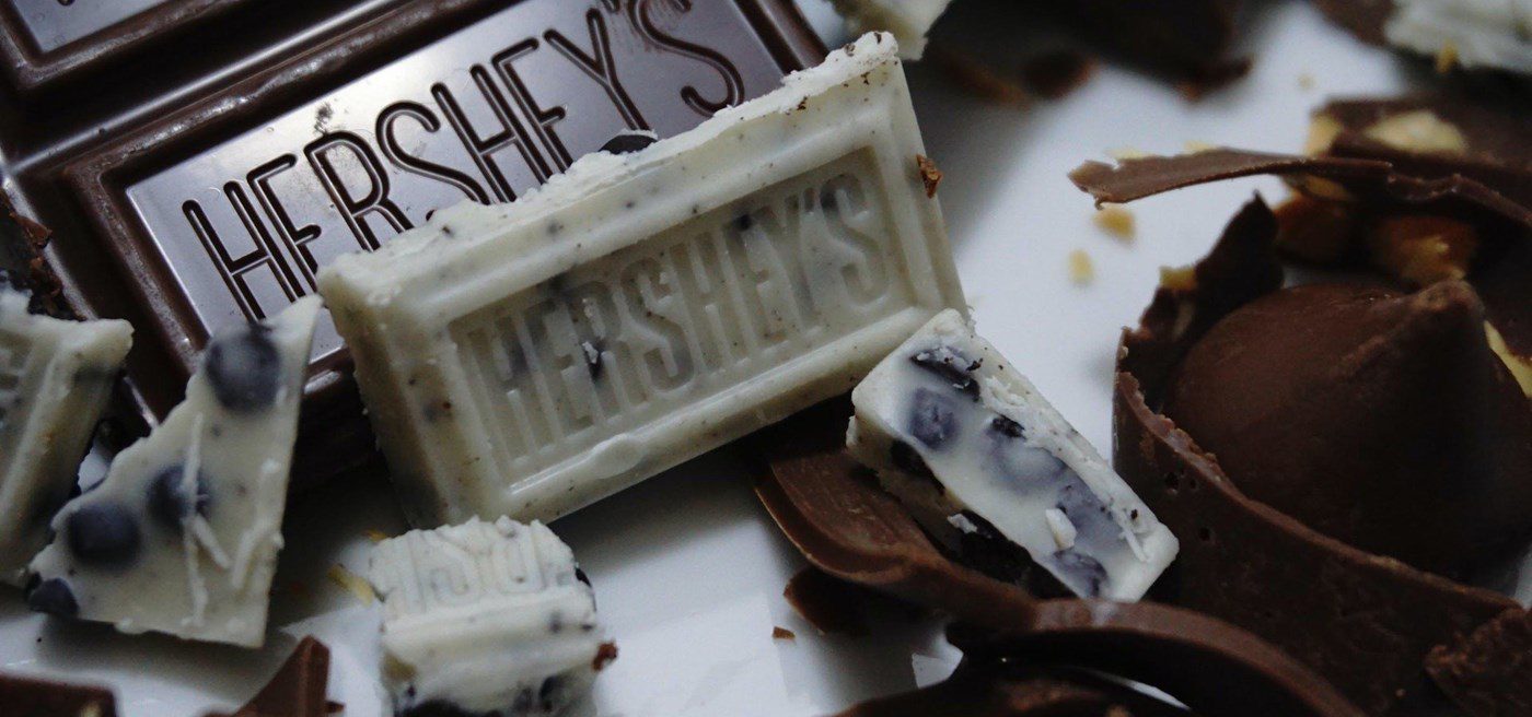 Demandan a Hershey por supuestos metales pesados en chocolate