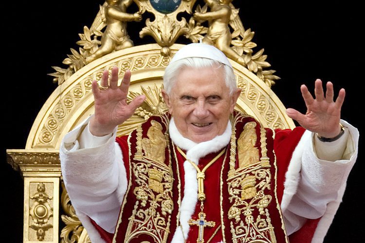 Benedicto XVI sigue estable y participó en una misa en su habitación