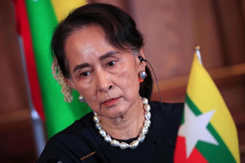 Líder birmana Aung San Suu Kyi es condenada a otros 7 años de prisión; suma 33