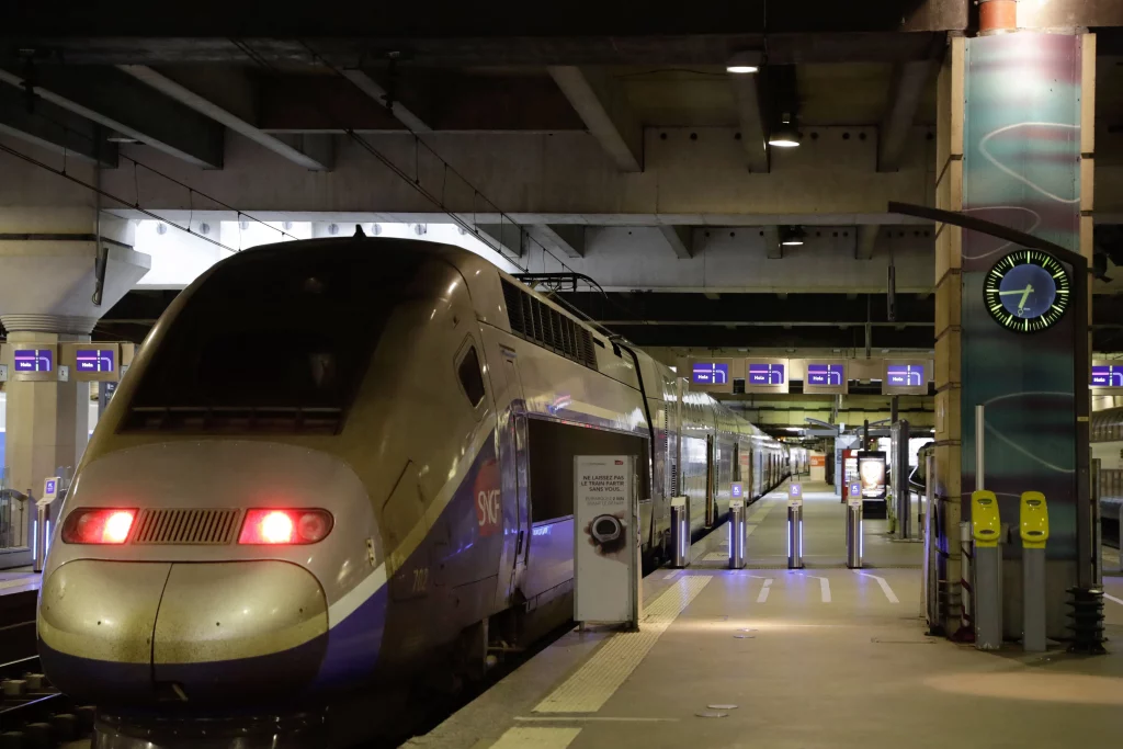 Detienen a dos sujetos tras amenazar con explotar estación del tren de París