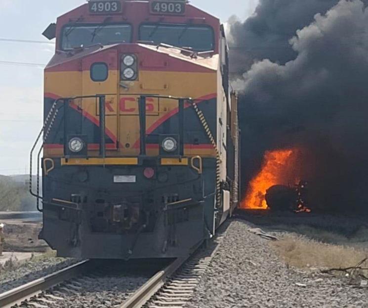 Pipa explota tras ser envestida por un tren en Salina Victoria, NL #VIDEOS